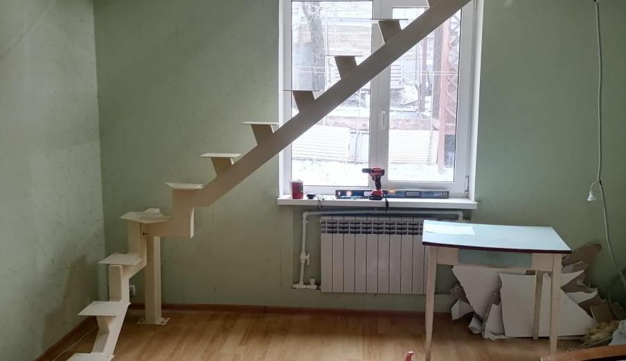 Установка лестницы на монокосоуре, ступени - ясень