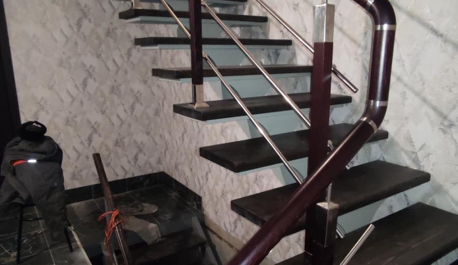 Установка комбинированного ограждения из ясеня на готовую лестницу
