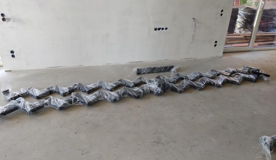 Установка каркаса лестницы с промежуточным креплением в стену